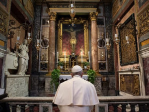 Il Papa prega davanti al Crocifisso di San Marcello al Corso