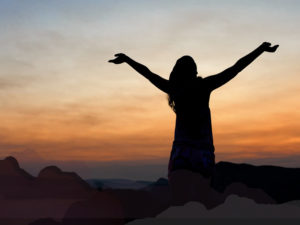 donna guarda il cielo
