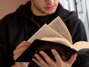 giovane legge bibbia