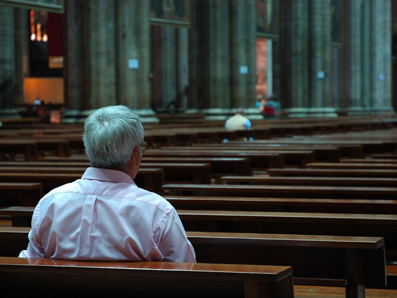uomo in chiesa